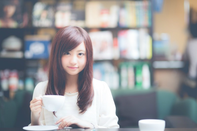 カフェでお茶をする女子