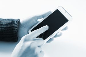 スマホをみる人の手